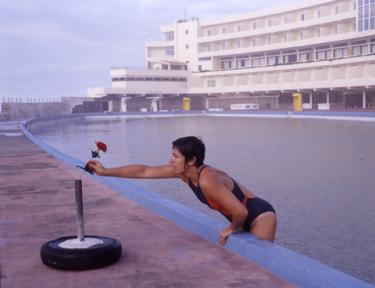 Ângela Ferreira (1958)Hotel da Praia Grande (O Estado das Coisas) 2003. Prova fotográfica positiva a cores, impressão digital a jacto de tinta. Coleção particular, Lisboa. Cortesia do MNAC – Museu do Chiado.