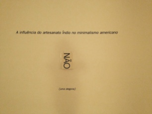Vista da exposição 'A influência do artesanato Índio no minimalismo americano (uma alegoria)' de Francisco Tropa, Laboratório de Curadoria, Colégio das Artes de Coimbra. Fotografia Mariana Frazão.