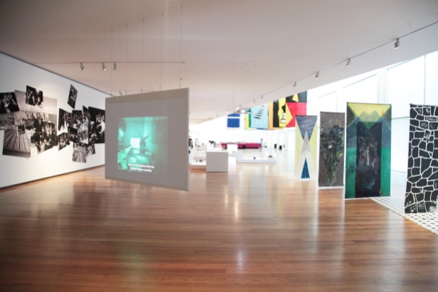 Vista da exposição Sub-40 (Arte e artistas no Porto | Geração pós-25 de Abril). Galeria Municipal Almeida Garrett (Porto). Imagem: cortesia Câmara Municipal do Porto.